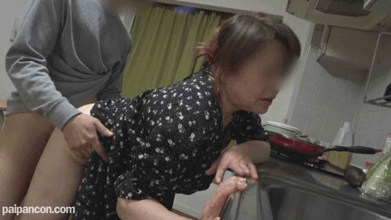 FC2-PPV-2627796 - 【無修正ｘ個人撮影】愛奴5号の** アポなしで自宅に押しかけて、****をしていた前回の動画をネタに熟女好きの後輩を交えて3Pへ！最後は顔射して放置して帰りましたｗ thumbnail_0.jpg