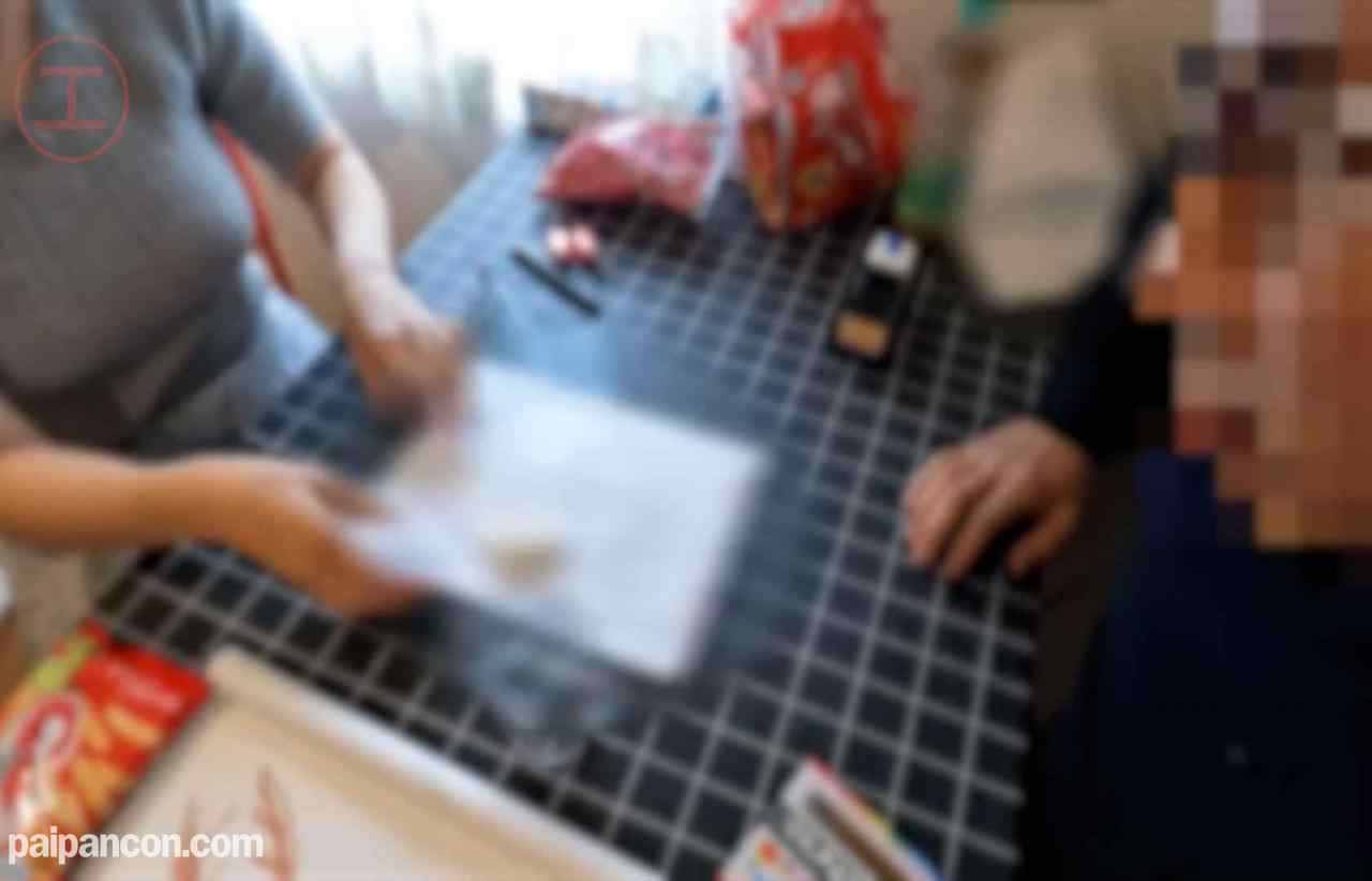 FC2-PPV-4499417 - 【個人】クズ旦那に売られ、、ぼ乳を垂らしながらも障 害の子 供の前で体で返済中 thumbnail_0.jpg